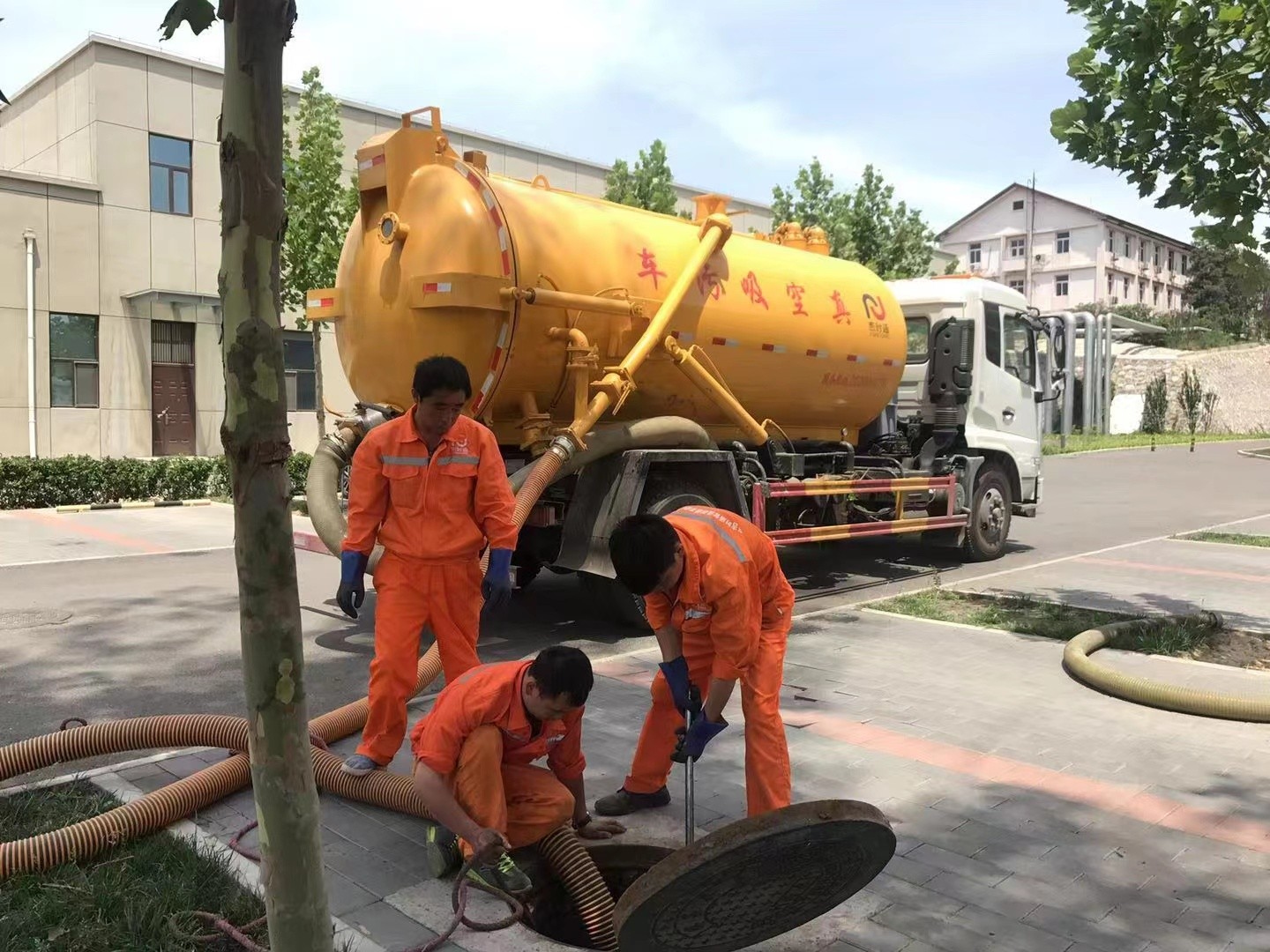 点军管道疏通车停在窨井附近