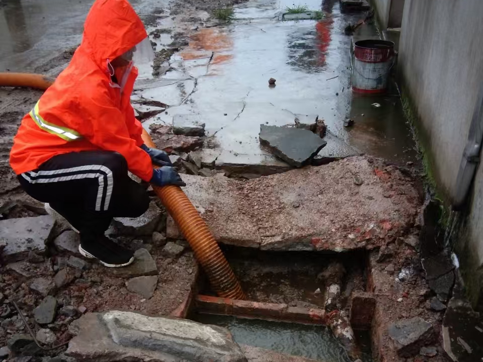 点军专业清理污水池 炜誉市政以规范流程守护城市 “肠道”