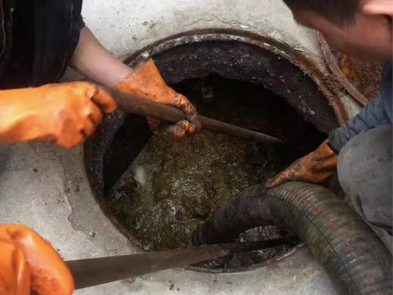 点军清理化粪池时如何避免沼气的危害?